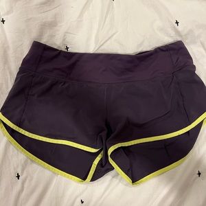 Lululemon Speed Up Short low 2.5 in dark blue with neon borders in size 6
